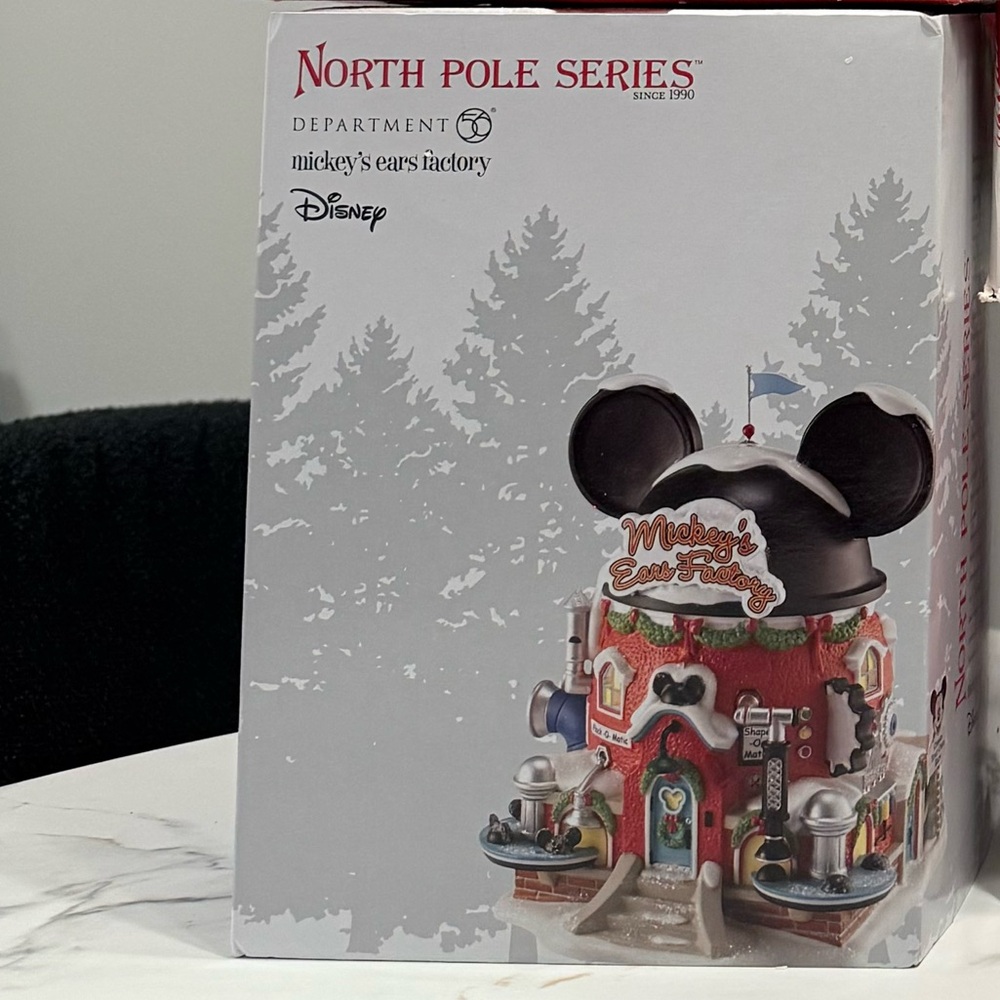 Department‎ 56 North Pole Disney Village Mickey Mouse Ear Factory